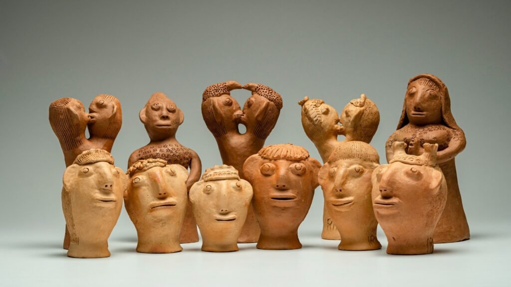 Esculturas em cerâmica do artesanato de Alagoas expostas com formas humanas e traços tradicionais