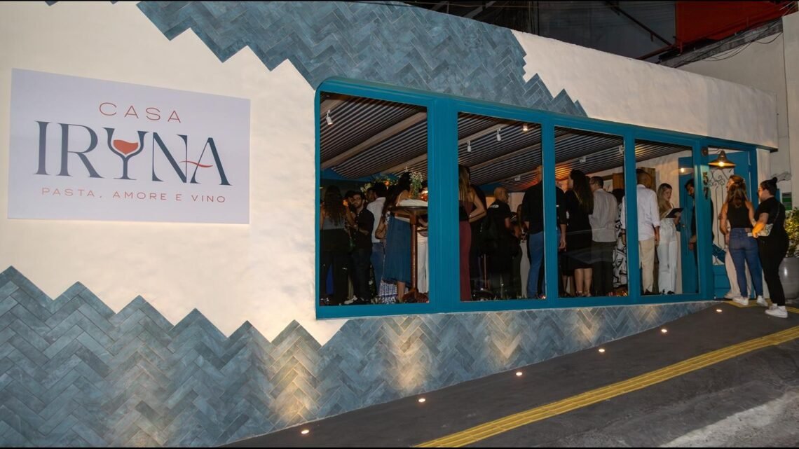 Fachada do restaurante Casa Iryna em Salvador com movimento de clientes à noite