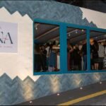 Fachada do restaurante Casa Iryna em Salvador com movimento de clientes à noite