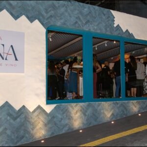 Fachada do restaurante Casa Iryna em Salvador com movimento de clientes à noite