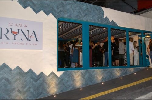 Fachada do restaurante Casa Iryna em Salvador com movimento de clientes à noite