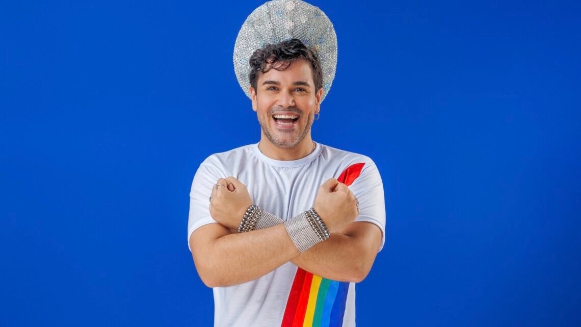 espetáculo Além do arco-íris Salvador ator em cena com figurino colorido