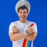 espetáculo Além do arco-íris Salvador ator em cena com figurino colorido