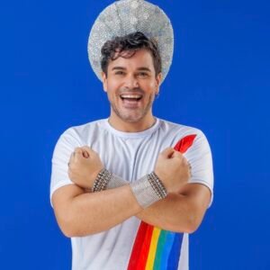 espetáculo Além do arco-íris Salvador ator em cena com figurino colorido