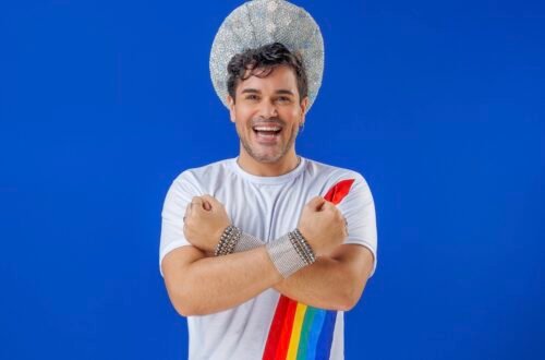 espetáculo Além do arco-íris Salvador ator em cena com figurino colorido