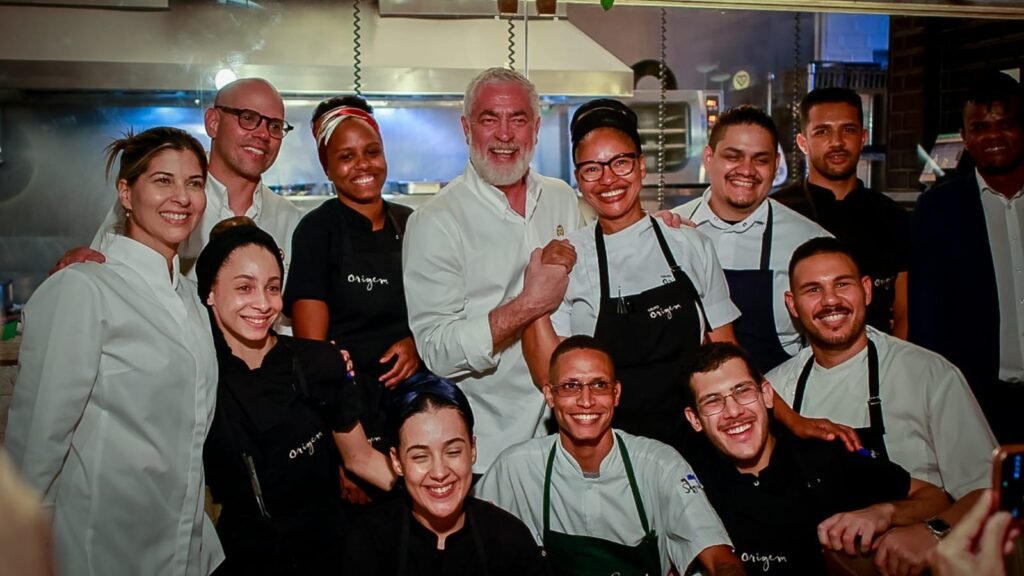 Equipe do restaurante Origem reunida com os chefs durante jantar de 10 anos em Salvador