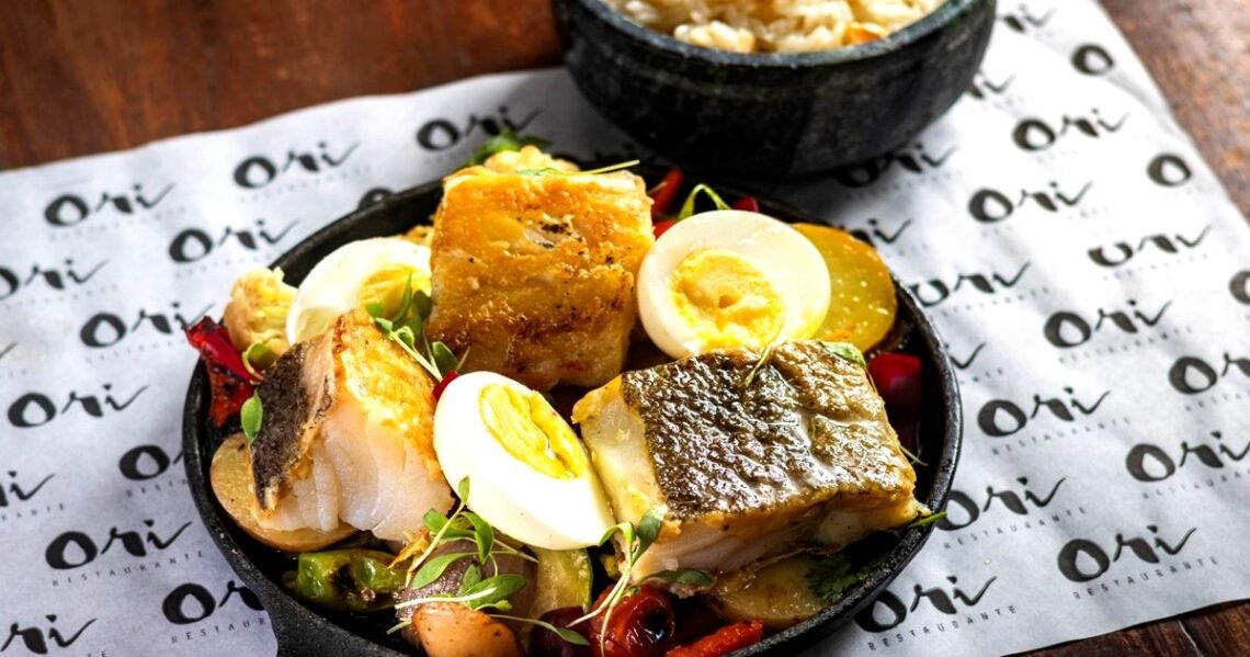 Bacalhau ao forno do Orí e do Megiro com vegetais grelhados e ovo cozido, prato de Páscoa em Salvador