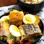 Bacalhau ao forno do Orí e do Megiro com vegetais grelhados e ovo cozido, prato de Páscoa em Salvador