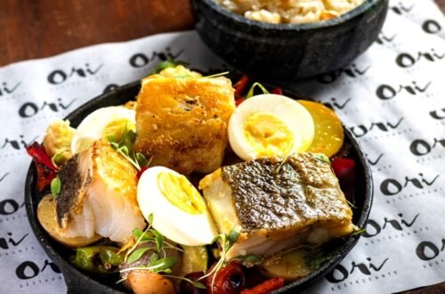 Bacalhau ao forno do Orí e do Megiro com vegetais grelhados e ovo cozido, prato de Páscoa em Salvador