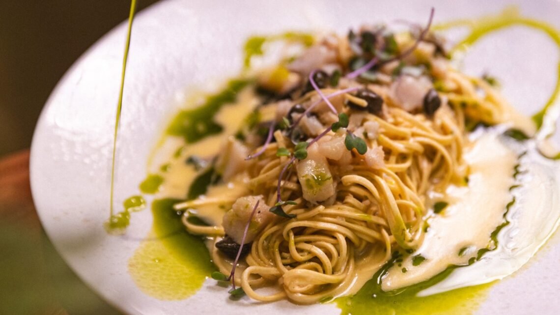 Prato de massa da Serata Casarìa em Salvador com molho leve e frutos do mar.