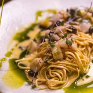 Prato de massa da Serata Casarìa em Salvador com molho leve e frutos do mar.