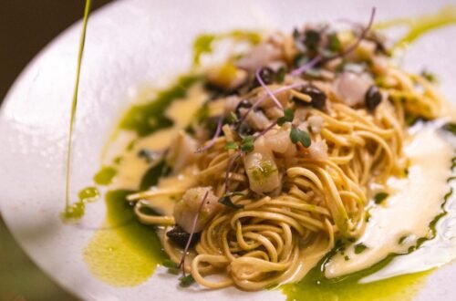 Prato de massa da Serata Casarìa em Salvador com molho leve e frutos do mar.