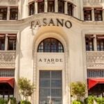 Fachada frontal do Hotel Fasano Salvador com destaque para a inscrição do antigo jornal A Tarde e o portal Art Déco.
