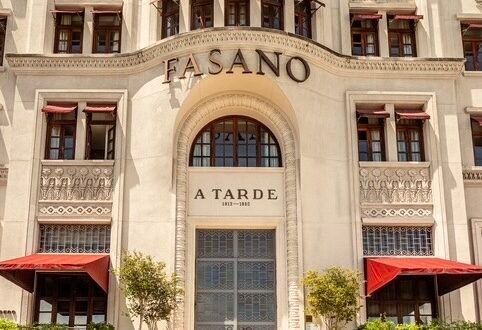 Fachada frontal do Hotel Fasano Salvador com destaque para a inscrição do antigo jornal A Tarde e o portal Art Déco.