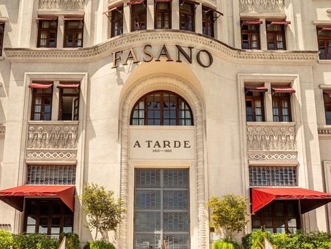 Fachada frontal do Hotel Fasano Salvador com destaque para a inscrição do antigo jornal A Tarde e o portal Art Déco.