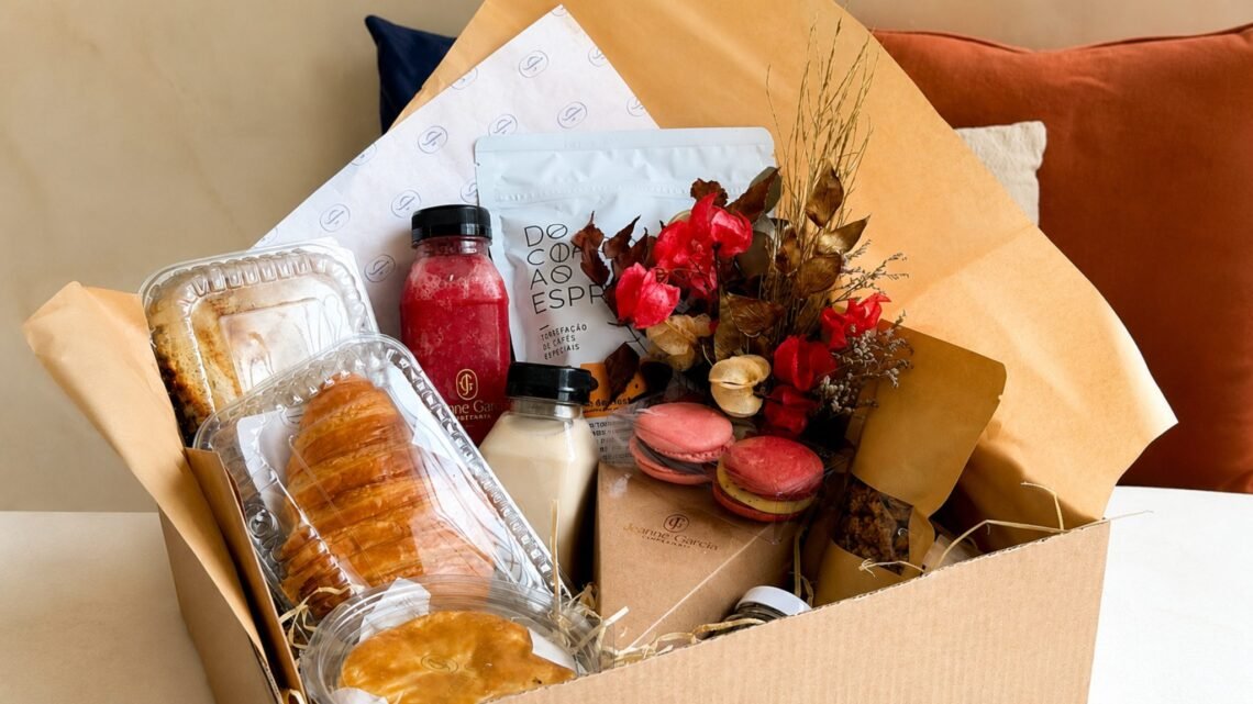 Cesta de brunch da Jeanne Garcia para o Dia das Mães com croissant, macarons, cafés especiais e flores.