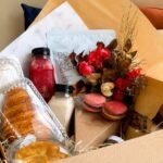 Cesta de brunch da Jeanne Garcia para o Dia das Mães com croissant, macarons, cafés especiais e flores.