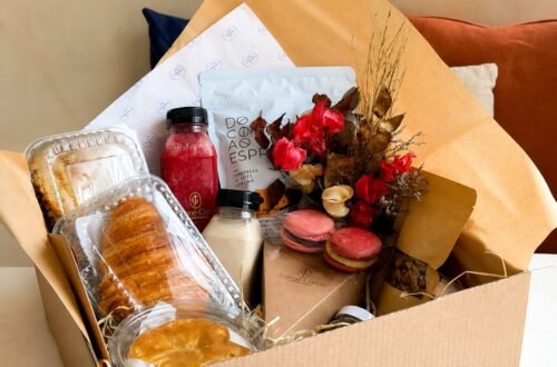 Cesta de brunch da Jeanne Garcia para o Dia das Mães com croissant, macarons, cafés especiais e flores.