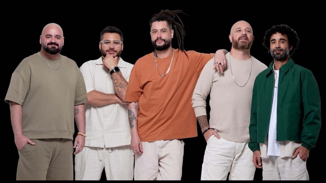 Integrantes da banda Maneva posam juntos para foto de divulgação do projeto Tudo Vira Reggae.