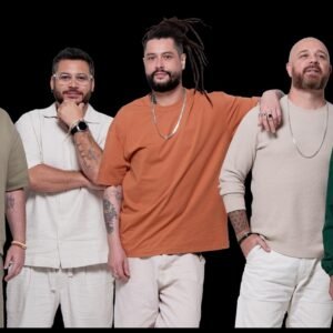 Integrantes da banda Maneva posam juntos para foto de divulgação do projeto Tudo Vira Reggae.