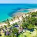 Vista aérea do Tivoli Ecoresort Praia do Forte, na Bahia, com coqueirais, faixa de areia e mar azul-turquesa. O resort está localizado à beira-mar e integra a paisagem natural da Praia do Forte.