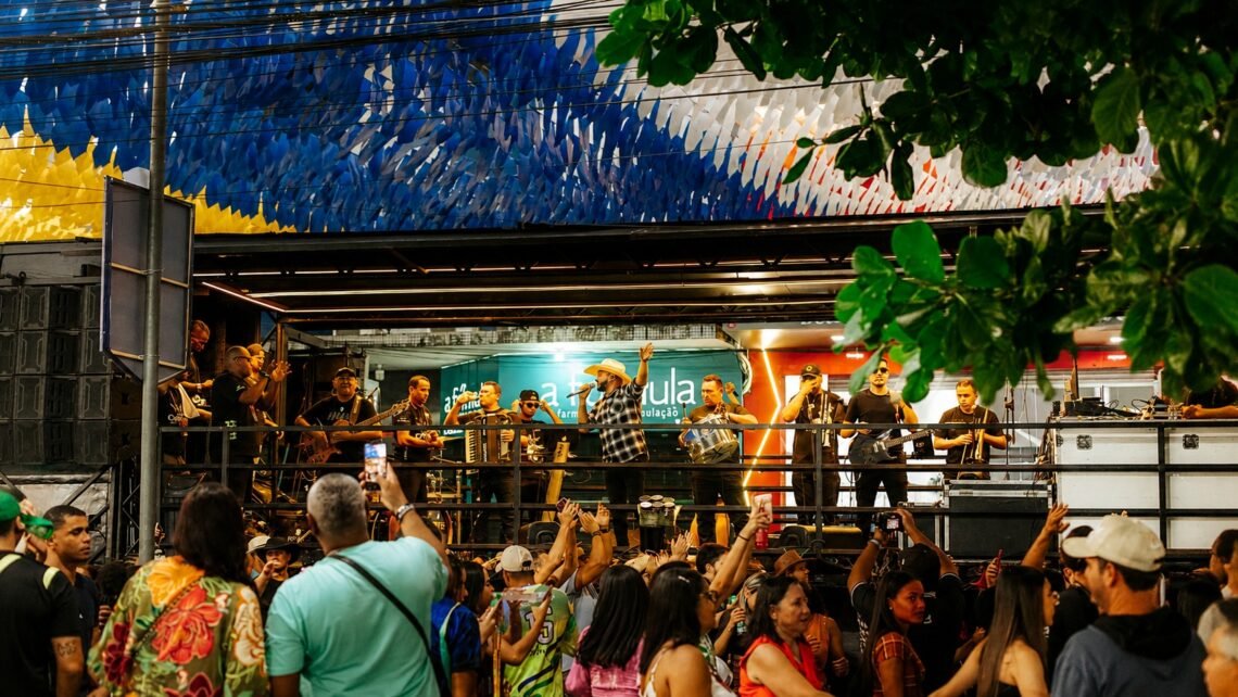 Anarriê Elétrico reúne público durante o São João de Santo Antônio de Jesus no Dia de São João.