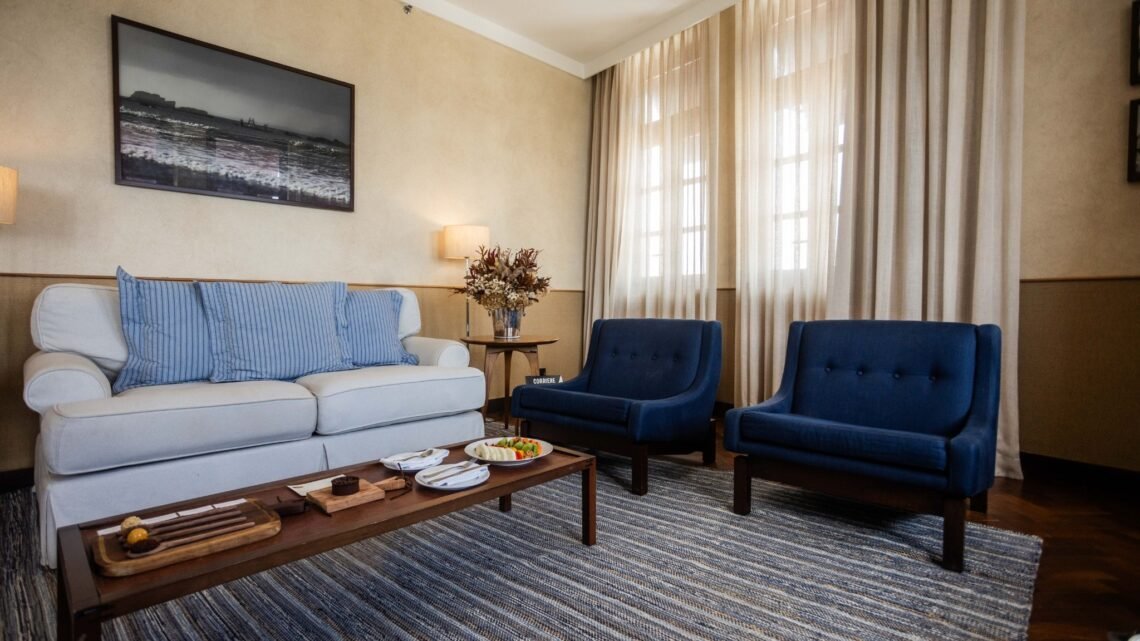 Sala de suíte do Hotel Fasano Salvador, opção de hospedagem para casais no Dia dos Namorados.
