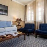 Sala de suíte do Hotel Fasano Salvador, opção de hospedagem para casais no Dia dos Namorados.