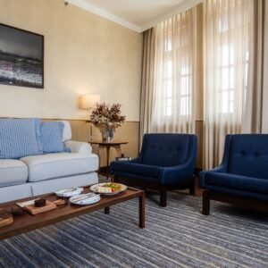 Sala de suíte do Hotel Fasano Salvador, opção de hospedagem para casais no Dia dos Namorados.