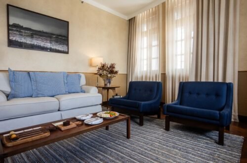 Sala de suíte do Hotel Fasano Salvador, opção de hospedagem para casais no Dia dos Namorados.