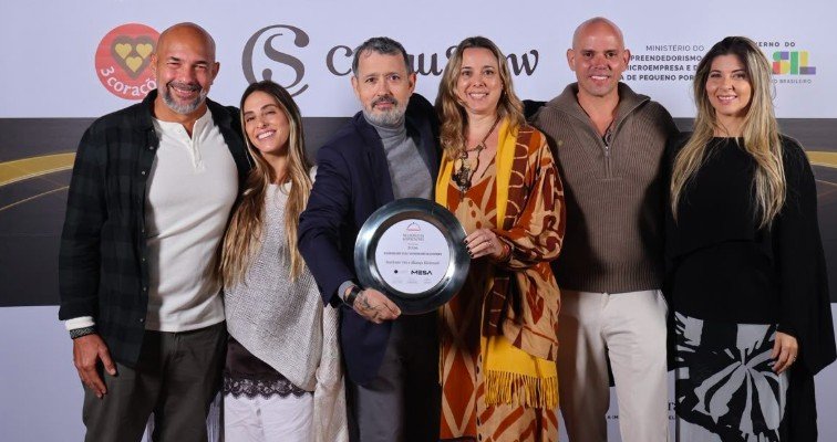 Representantes do Instituto Ori e da Aliança Kirimurê recebem o prêmio de Responsabilidade Social e Sustentabilidade na Gastronomia durante o Melhores da Gastronomia 2026, em São Paulo.