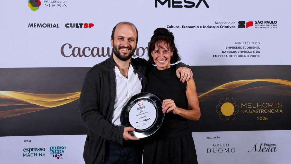 Dante e Kafe Bassi recebem o prêmio de Melhor Restaurante do Nordeste para o Manga durante o Melhores da Gastronomia 2026, em São Paulo.