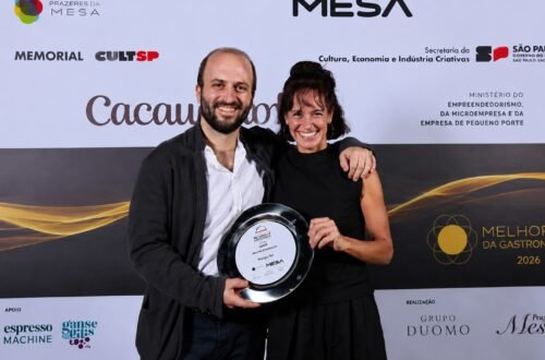Dante e Kafe Bassi recebem o prêmio de Melhor Restaurante do Nordeste para o Manga durante o Melhores da Gastronomia 2026, em São Paulo.