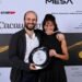 Dante e Kafe Bassi recebem o prêmio de Melhor Restaurante do Nordeste para o Manga durante o Melhores da Gastronomia 2026, em São Paulo.