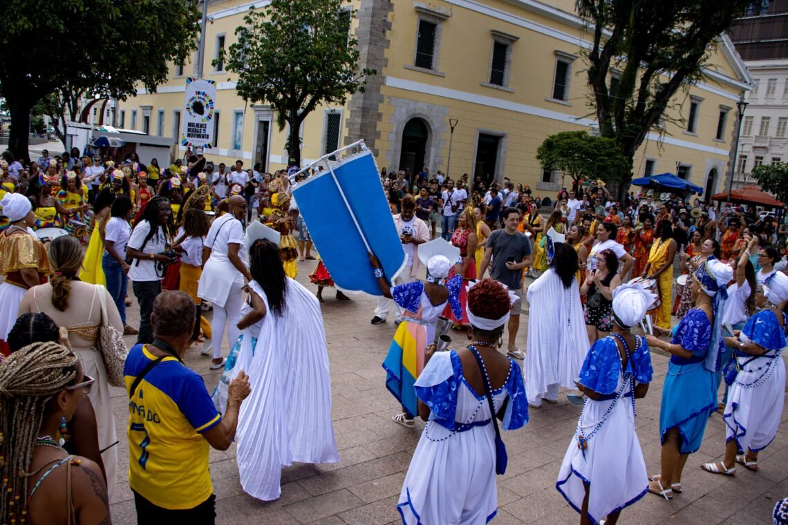 Mulheres participam de atividade cultural do Julho das Pretas em Salvador, iniciativa do Agbara voltada ao fortalecimento de mulheres negras.