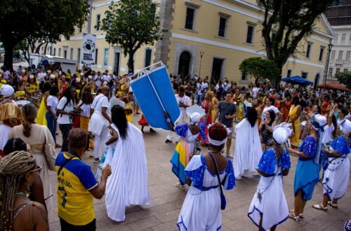 Mulheres participam de atividade cultural do Julho das Pretas em Salvador, iniciativa do Agbara voltada ao fortalecimento de mulheres negras.