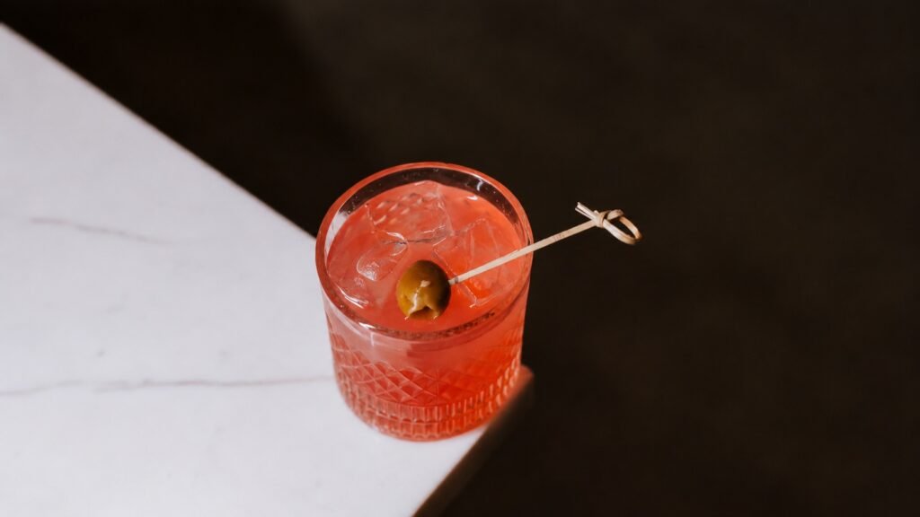 
Drinque Cajíves, do Purgatório Bar, preparado com vodka, vermouth de caju e limão-taiti.