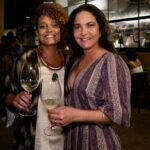 ConfraDelas no Silva Cozinha com a sommelière Carol Souzah e Luciana Mastique, sócia do restaurante, segurando taças de vinho.