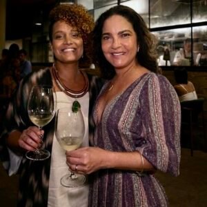 ConfraDelas no Silva Cozinha com a sommelière Carol Souzah e Luciana Mastique, sócia do restaurante, segurando taças de vinho.