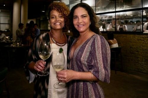 ConfraDelas no Silva Cozinha com a sommelière Carol Souzah e Luciana Mastique, sócia do restaurante, segurando taças de vinho.