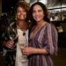 ConfraDelas no Silva Cozinha com a sommelière Carol Souzah e Luciana Mastique, sócia do restaurante, segurando taças de vinho.