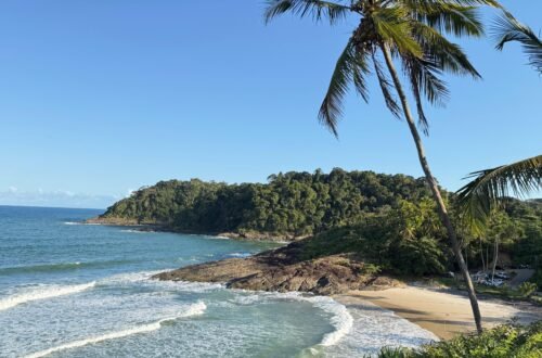 Vista panorâmica de Itacaré, no litoral sul da Bahia, cenário que recebe o Festival Sabores de Itacaré entre os dias 10 e 26 de julho.