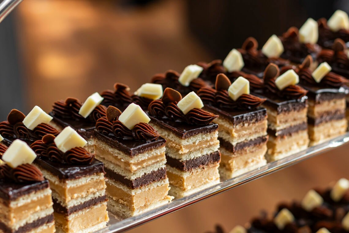 Sobremesas do Brunch by Lindt no Must Restaurant, com doces em camadas de chocolate decorados com ganache e cubos de chocolate branco.