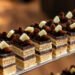 Sobremesas do Brunch by Lindt no Must Restaurant, com doces em camadas de chocolate decorados com ganache e cubos de chocolate branco.
