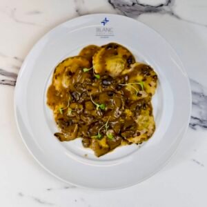 Prato de ravioli de vitelo ao molho de cogumelos servido no Blanc Hospital Salvador, preparado pelo restaurante Alfredo'Ro para pacientes internados.