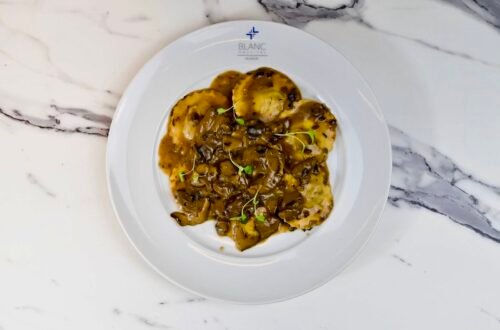 Prato de ravioli de vitelo ao molho de cogumelos servido no Blanc Hospital Salvador, preparado pelo restaurante Alfredo'Ro para pacientes internados.