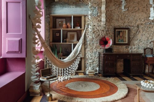 Ambiente da Casacor Bahia 2026 na Casa Nossa Senhora das Mercês, em Salvador, com rede, livros suspensos e elementos que valorizam arte, arquitetura e patrimônio histórico.