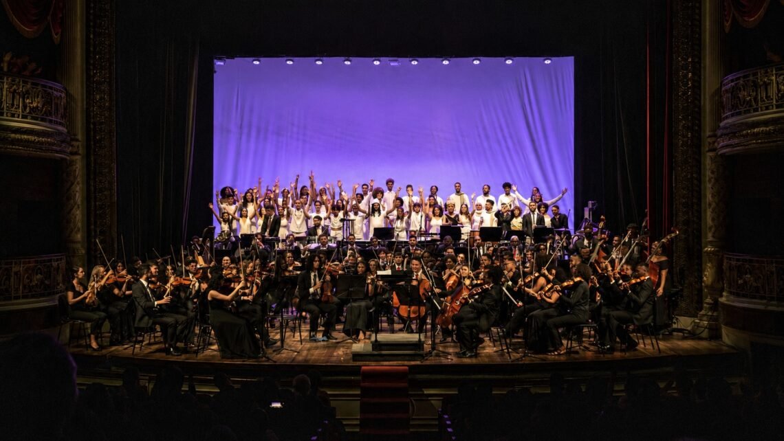 Orquestra e Coro NEOJIBA durante concerto que celebra os 19 anos do programa com a apresentação de Floresta do Amazonas, de Heitor Villa-Lobos, em Salvador.