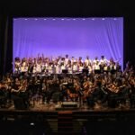 Orquestra e Coro NEOJIBA durante concerto que celebra os 19 anos do programa com a apresentação de Floresta do Amazonas, de Heitor Villa-Lobos, em Salvador.