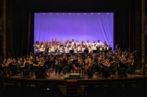 Orquestra e Coro NEOJIBA durante concerto que celebra os 19 anos do programa com a apresentação de Floresta do Amazonas, de Heitor Villa-Lobos, em Salvador.